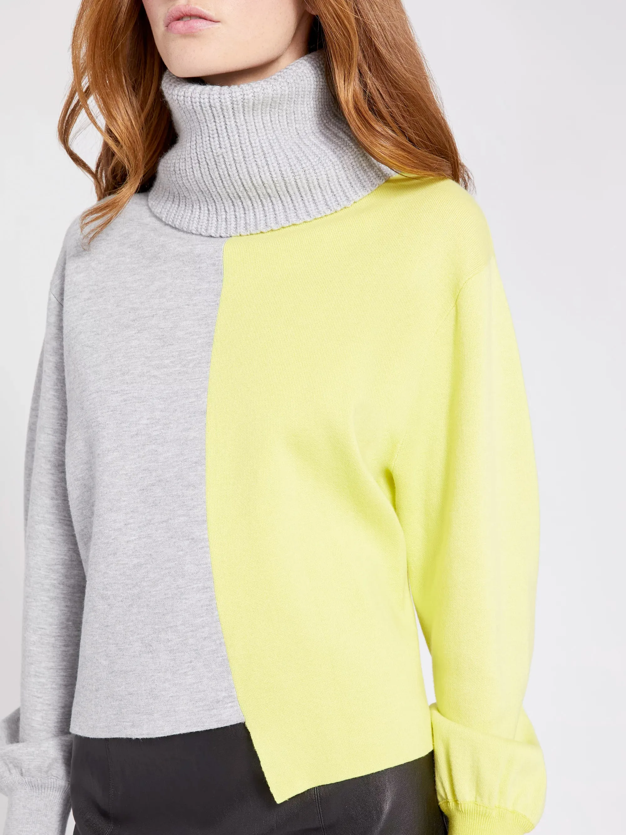 Alice   Olivia - Spencer Colorblock Turtleneck Sweater in Light Heather Grey/Sunny Lime